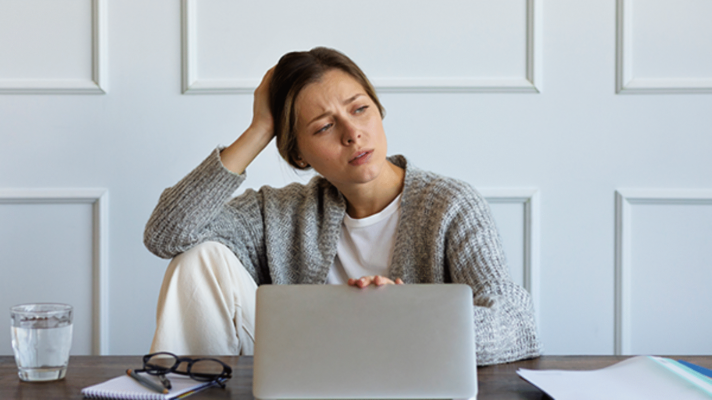 mujer-que-trabaja-en-la-vista-frontal-de-la-computadora-portatil