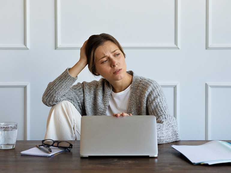 mujer-que-trabaja-en-la-vista-frontal-de-la-computadora-portatil